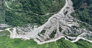 சீனாவில் மண்சரிவு – 30 பேரை தேடும் மீட்புக் குழுவினர்