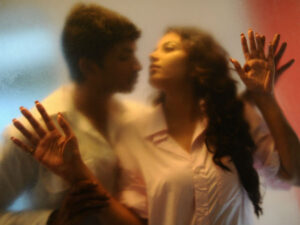 பெண்கள் கள்ளக்காதலில் ஈடுபடுவதற்கு முன் காட்டும் 8 முக்கிய அறிகுறிகள் – கவனத்தில் கொள்ளுங்கள்!