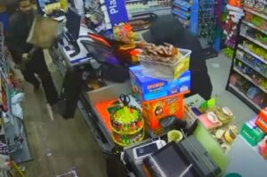 லண்டனில் தமிழர் கடையில் தீ வைக்க முயற்சி: சந்தேகநபரை மடக்கிப் பிடித்த கடை ஊழியர்கள்