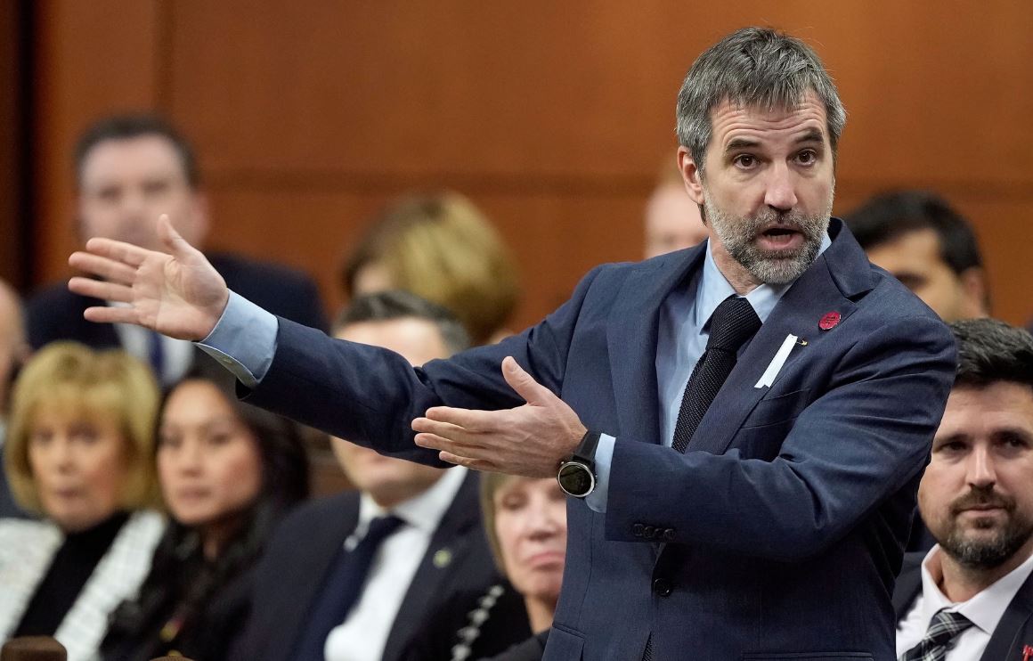 கனடா அமைச்சர் ஸ்டீவன் கில்பால்ட் ராஜினாமா