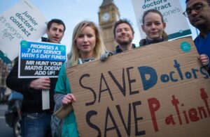 இங்கிலாந்தில் மீண்டும் வேலைநிறுத்தம்: ஊதியப் பிரச்சினையில் மருத்துவர்கள் போராட்டம்