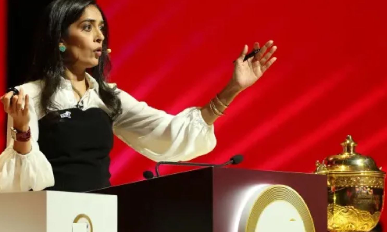 முதல் இந்தியப் பெண் ஏலதாரர்: யார் இந்த மல்லிகா சாகர்?