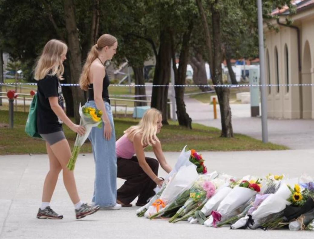 சிட்னி பொண்டி கடற்கரை துப்பாக்கிச் சூடு: உயிரிழப்பு 15ஆக உயர்வு; தாக்குதலாளர்கள் தந்தை–மகன் என அடையாளம்