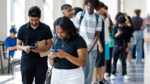 கனடாவில் வேலை வாய்ப்பு உயர்வு; வெளியான மகிழ்ச்சி தகவல் மற்றும் எச்சரிக்கை!