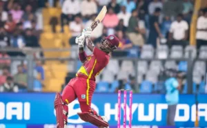 டி20 உலகக் கோப்பை: இங்கிலாந்தை 30 ரன்கள் வித்தியாசத்தில் வீழ்த்திய வெஸ்ட் இண்டீஸ்