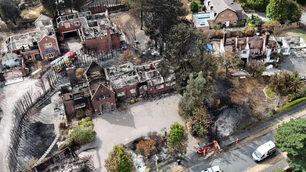 பிரித்தானியாவில் தீவிரமடையும் காட்டுத்தீ (Wildfires): 19 வீடுகள் நாசம்; மக்களுக்கு தேசிய அவசர எச்சரிக்கை! பிரித்தானியா காட்டுத்தீ